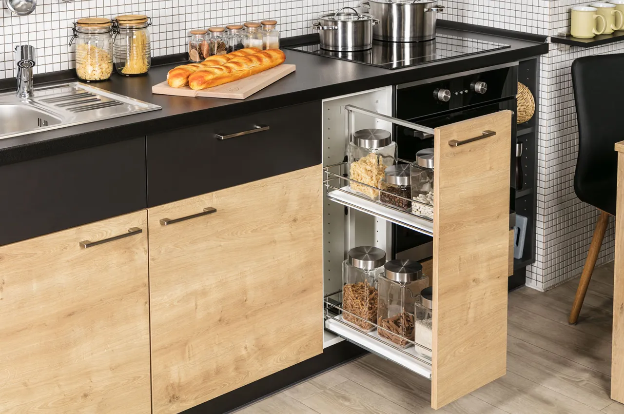 Zdjęcie Czym wyłożyć szafki w kuchni, aby uniknąć bałaganu i zniszczeń?