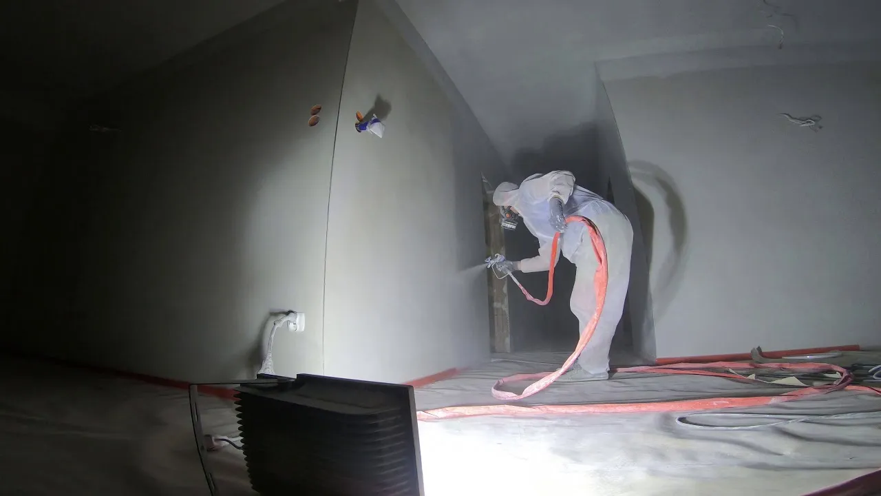 Zdjęcie Czym malować świeży tynk cementowo-wapienny, aby uniknąć błędów?