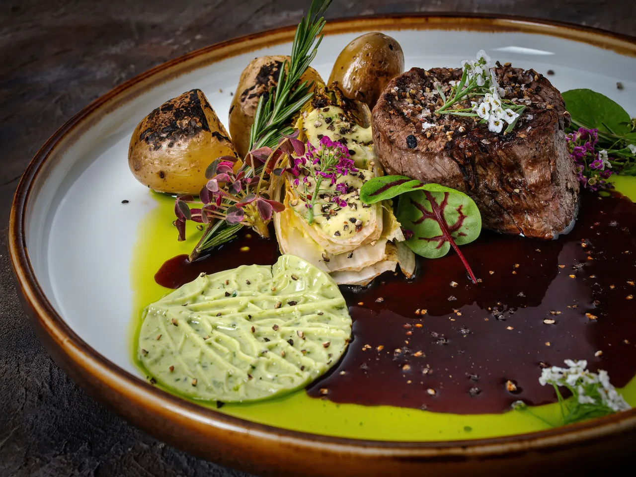 Zdjęcie Wyjątkowe dania wołowiny w menu – smak, który zachwyca i zaskakuje