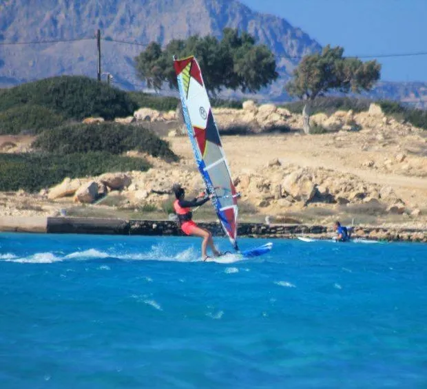 Zdjęcie Jaki wiatr do nauki windsurfingu? Odkryj idealne warunki dla początkujących
