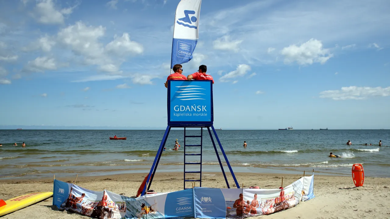 Zdjęcie Co oznacza biała flaga nad morzem? Bezpieczne kąpiele i sygnały plażowe