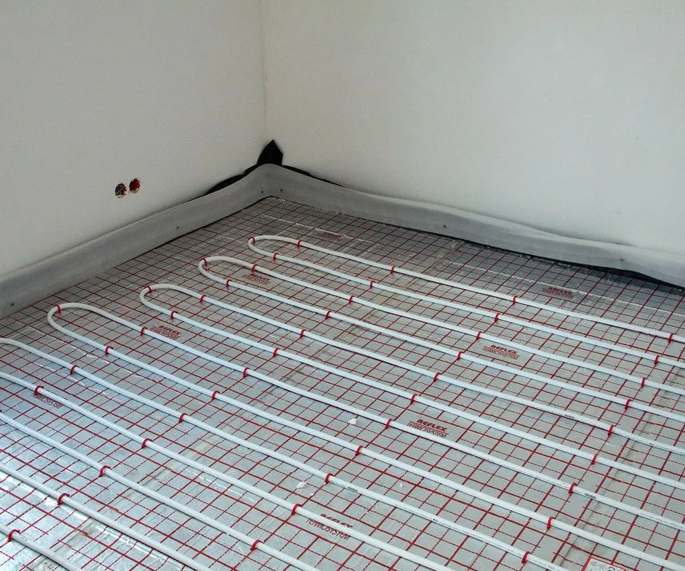Zdjęcie Jaka grubość styropianu pod ogrzewanie podłogowe – uniknij błędów w izolacji