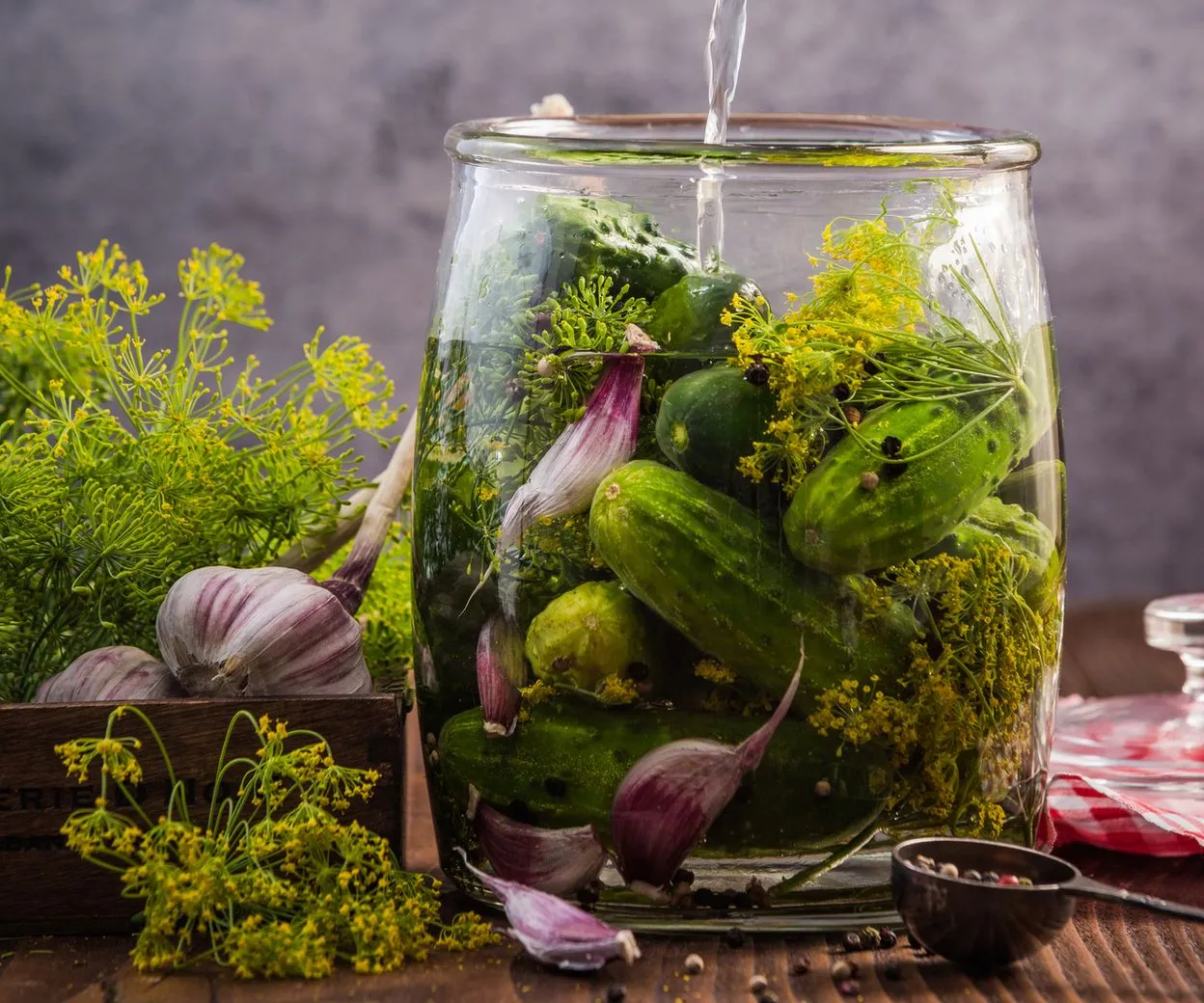 Zdjęcie Co dodajemy do ogórków kiszonych, aby były smaczniejsze i trwalsze?