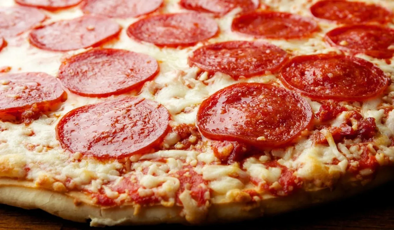 Zdjęcie Jak zrobić pizzę na patelni bez piekarnika: szybki przepis krok po kroku