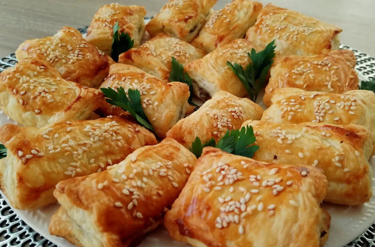 Zdjęcie Najlepszy przepis na ciasto francuskie z pieczarkami - krok po kroku bez błędów