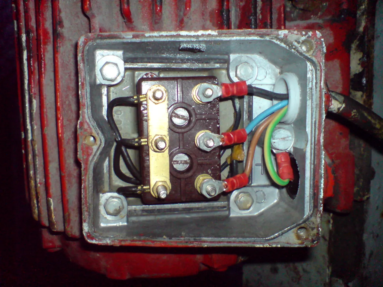 Zdjęcie Jak przerobić silnik trójfazowy na jednofazowy bez ryzyka błędów