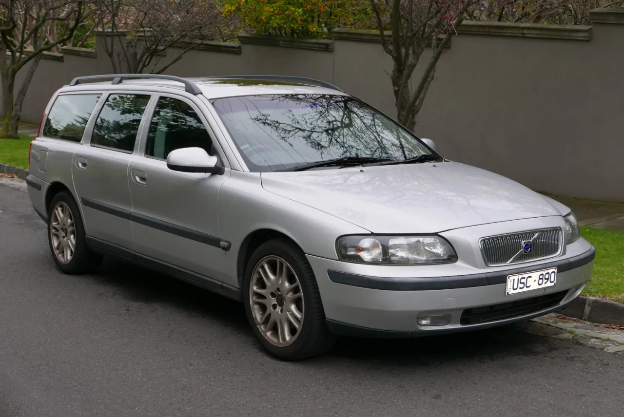 Zdjęcie Jaką pojemność baku ma Volvo V70 i co to oznacza dla zasięgu?