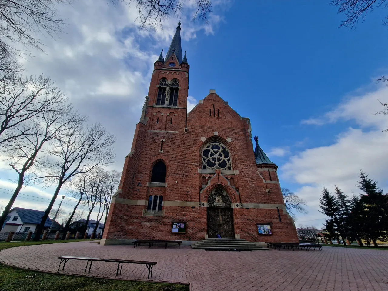 Zdjęcie Sanktuarium w Chorzelowie: Cudowny obraz, historia i znaczenie
