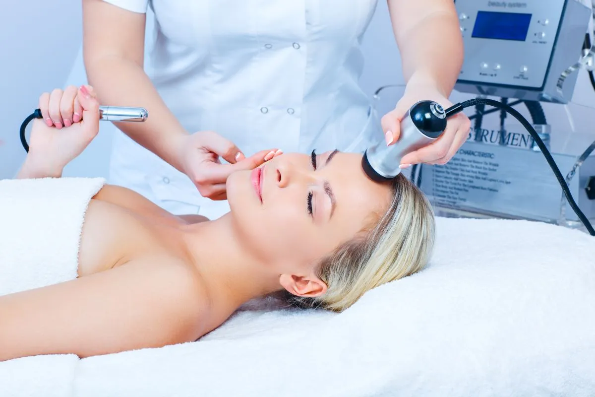 Zdjęcie Mezoterapia bezigłowa: Wskazania, przeciwwskazania i efekty
