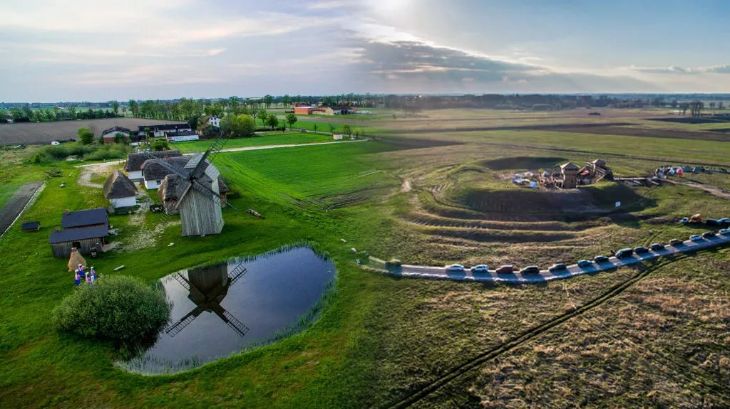 Zdjęcie Skansen Tum: Odkryj historię i atrakcje w Kwiatkówku i Tumu