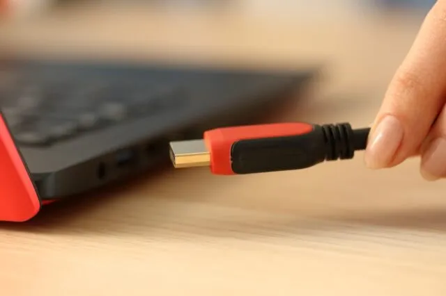 Zdjęcie Prosty sposób podłączenia laptopa do TV przez HDMI bez stresu i problemów