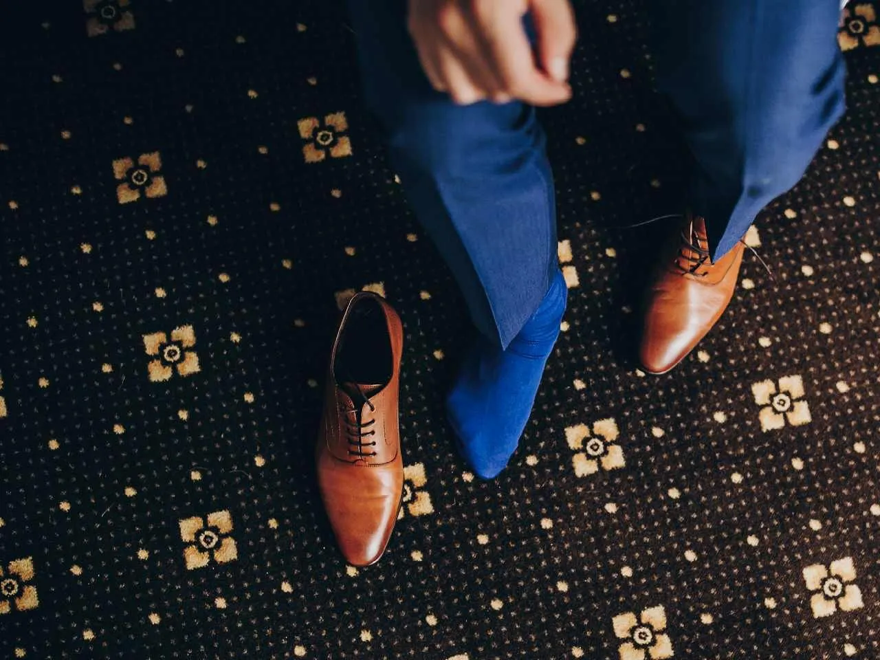 Zdjęcie Granatowy garnitur, brązowe buty: Jakie skarpetki wybrać?