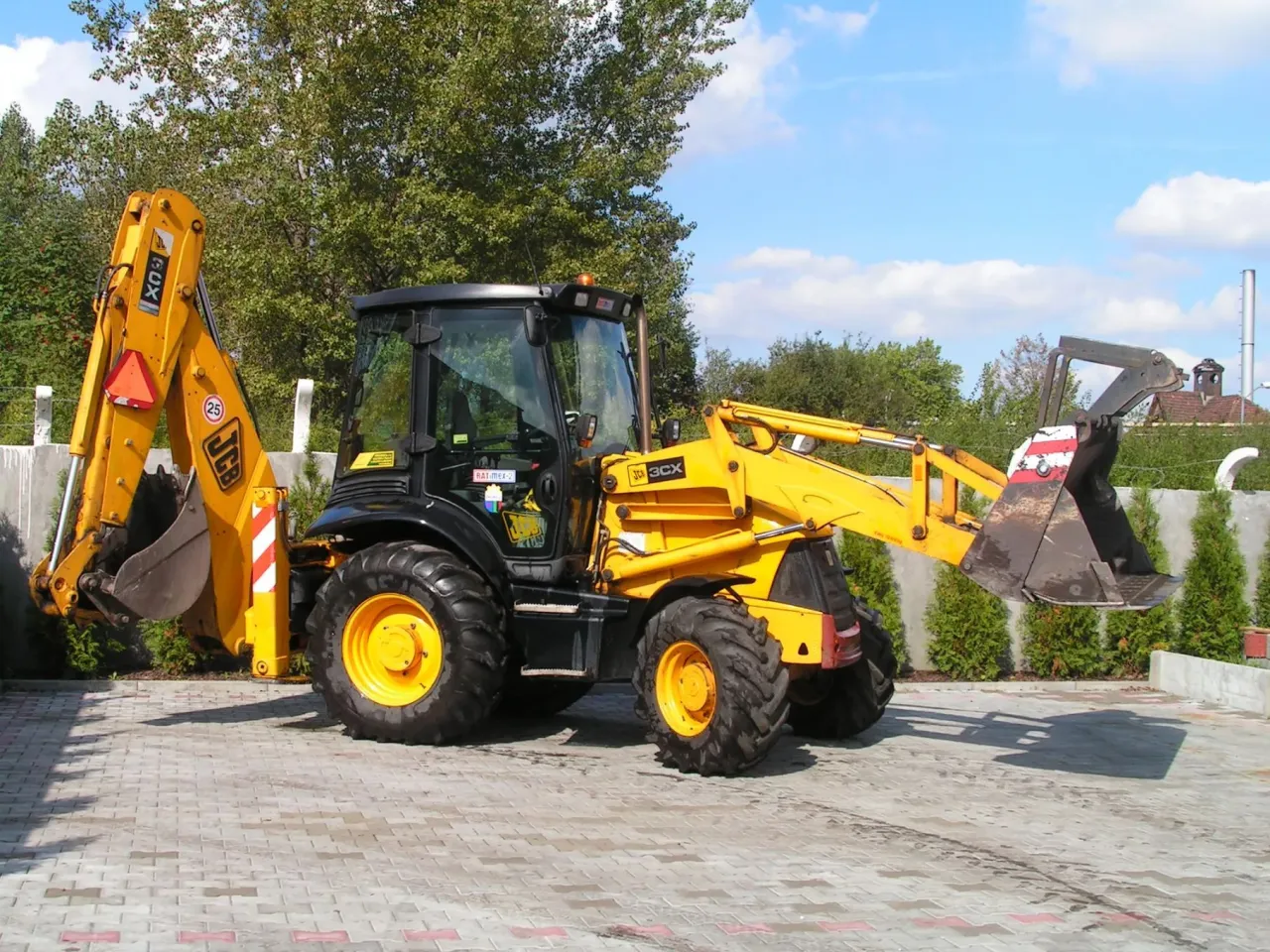 Zdjęcie Najlepsze koparko ładowarki do 30 tys - uniknij kosztownych błędów