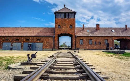 Zdjęcie Ile km z Krakowa do Auschwitz? Sprawdź, jak łatwo dojechać