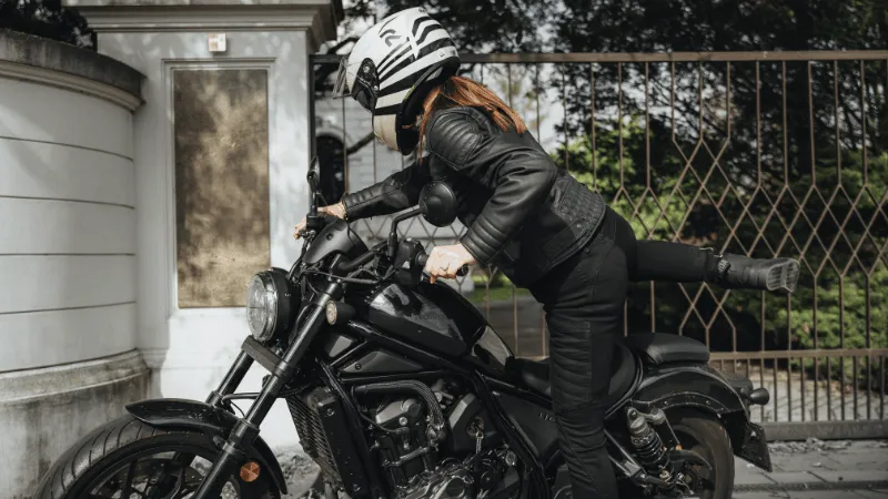 Zdjęcie Jak dobrać rozmiar kurtki motocyklowej, aby uniknąć błędów i dyskomfortu