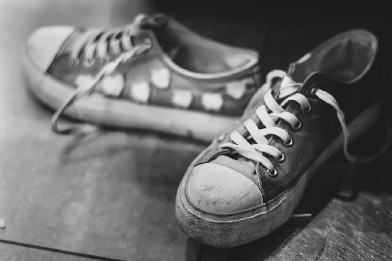 Zdjęcie Jak utrwalić farbę akrylową na butach, aby uniknąć jej łuszczenia