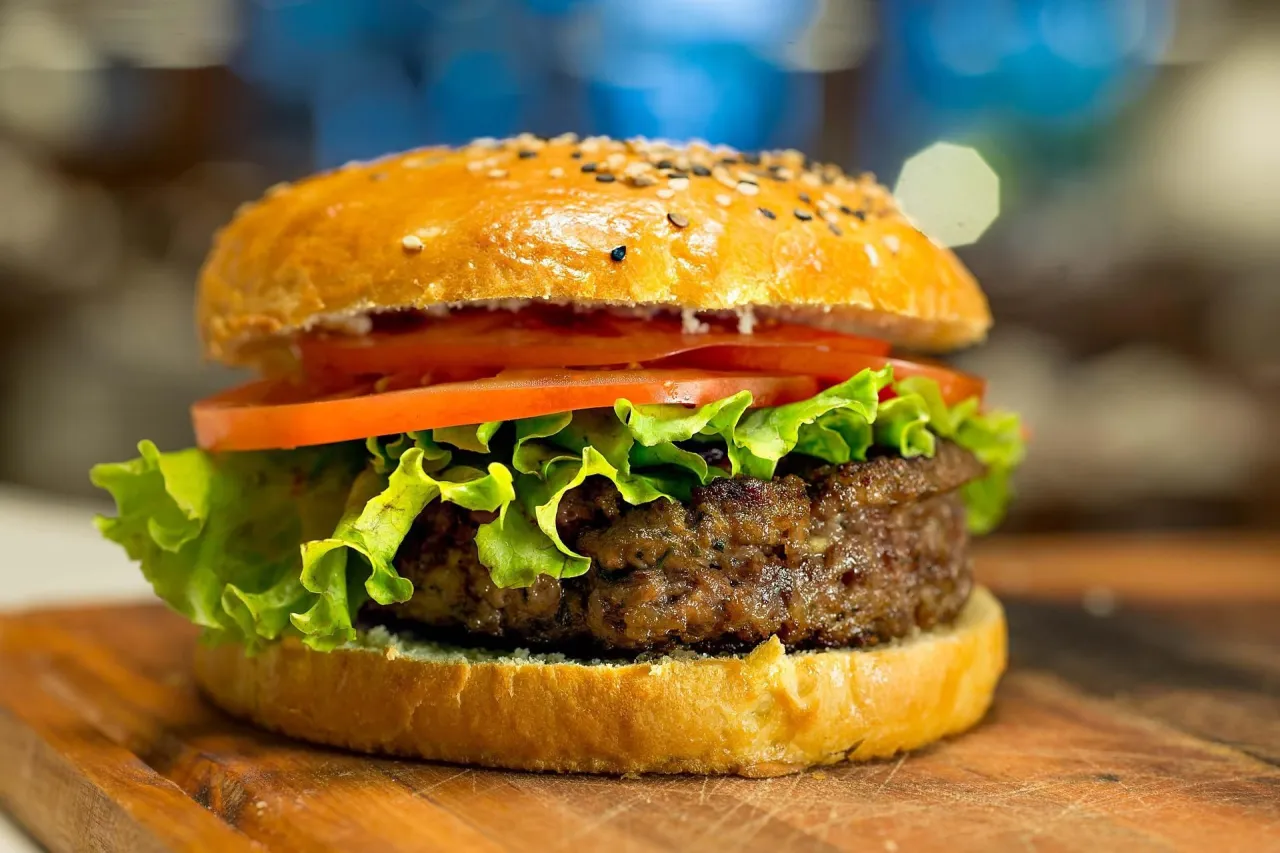 Zdjęcie Kto wymyślił hamburgery? Odkryj tajemnice ich pochodzenia