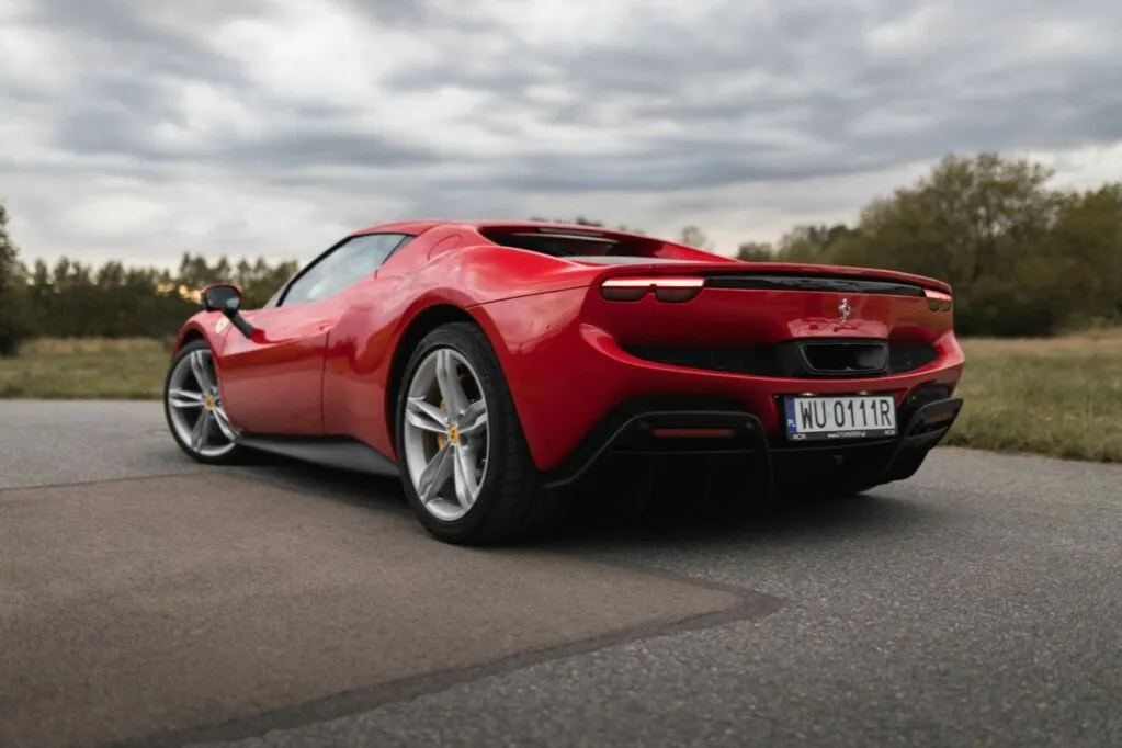 Zdjęcie Jak się pisze Ferrari? Poznaj zasady pisowni i kapitalizacji