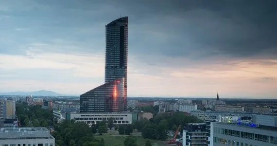 Zdjęcie Najwyższy budynek we Wrocławiu – ile ma pięter i co warto wiedzieć?
