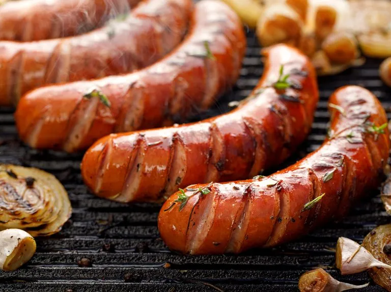 Zdjęcie Ile kalorii ma kiełbasa z ogniska? Sprawdź, zanim zjesz!
