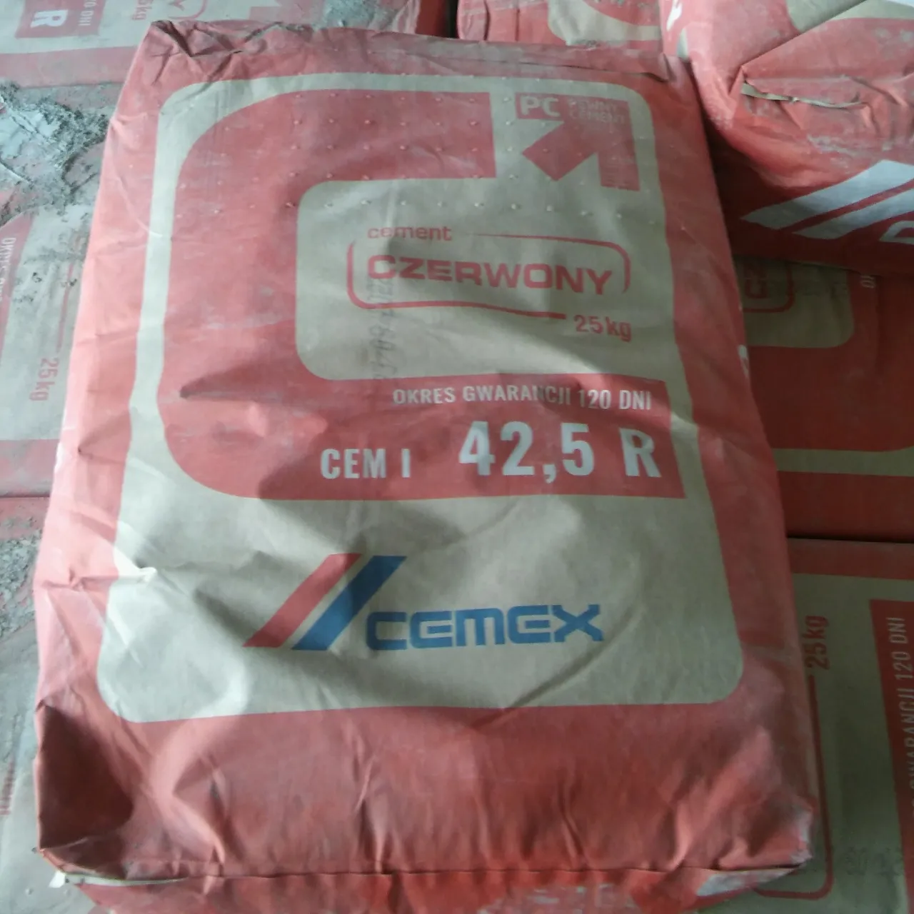 Zdjęcie Ile łopat materiałów budowlanych na worek cementu 25 kg? Sprawdź!