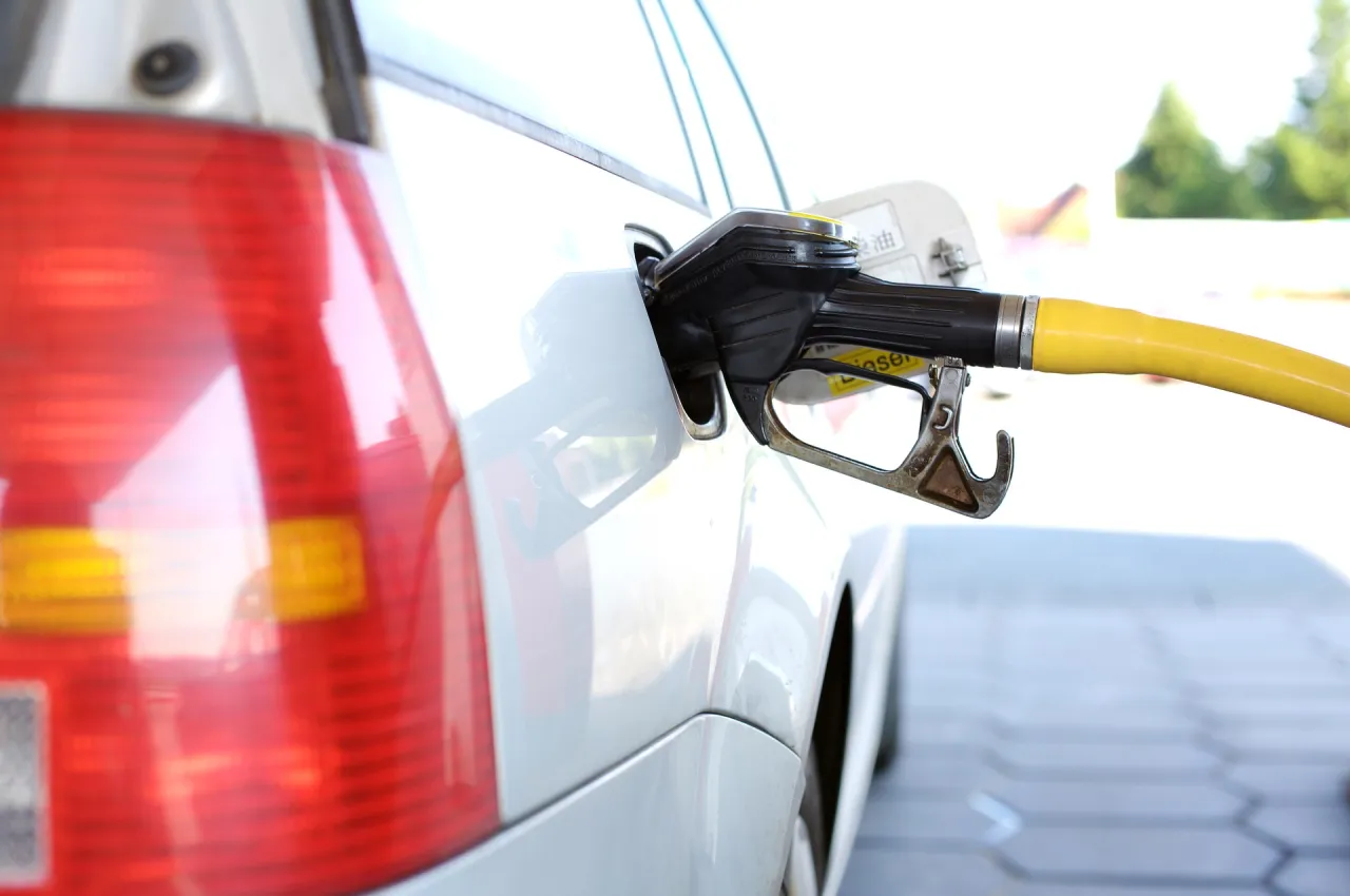 Zdjęcie 95 to benzyna czy diesel - poznaj kluczowe różnice i wybór paliwa