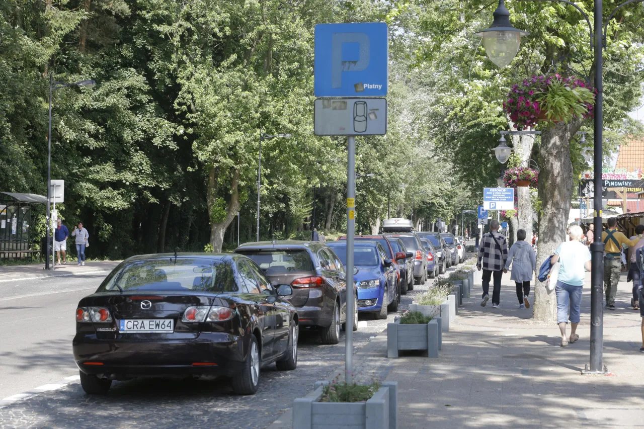 Zdjęcie Gdzie zaparkować w Helu? Sprawdź najlepsze opcje i ceny parkingów