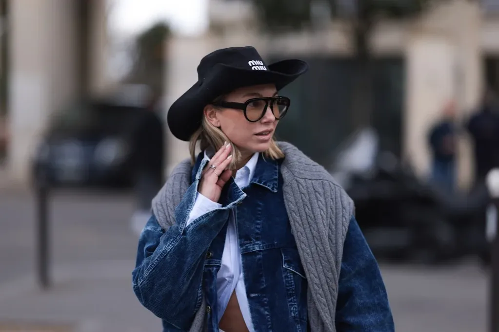 Zdjęcie Stylowe alternatywy na głowę zamiast czapki – ciepło i modnie