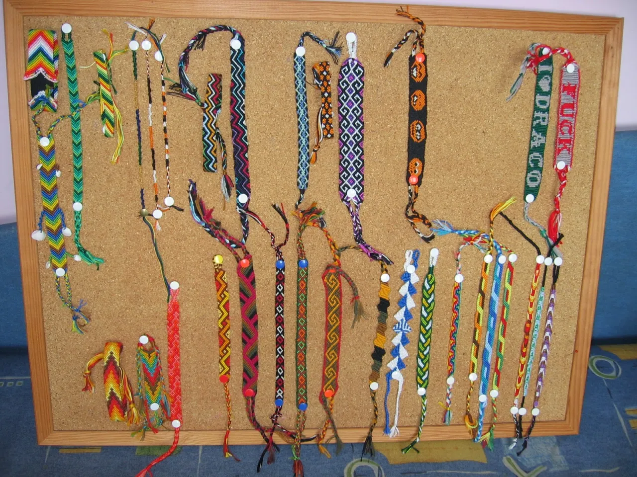 Zdjęcie Jak zrobić bransoletkę z muliny – proste kroki i ciekawe wzory