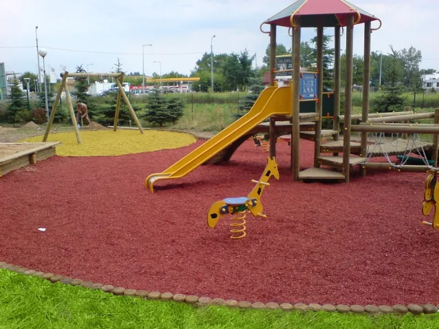 Zdjęcie O ile większa jest powierzchnia placu zabaw dla dzieci szkolnych?