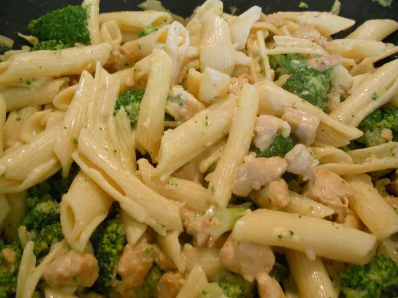 Zdjęcie Szybki przepis na makaron penne z brokułami w sosie śmietanowym