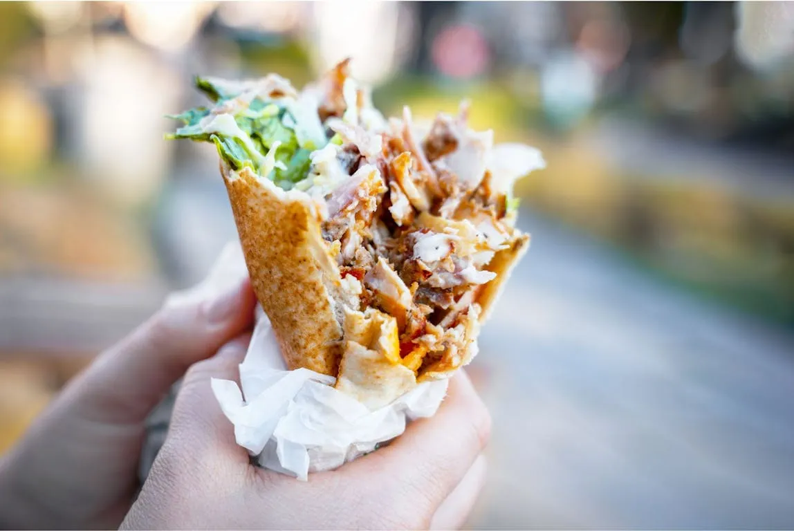 Zdjęcie Ile kalorii ma mały kebab? Sprawdź fakty i wybierz mądrze!