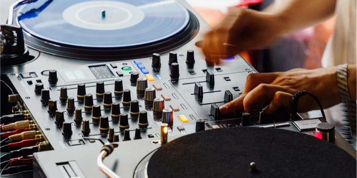 Zdjęcie Po co DJ słuchawki - wszystko co musisz wiedzieć o pracy z muzyką