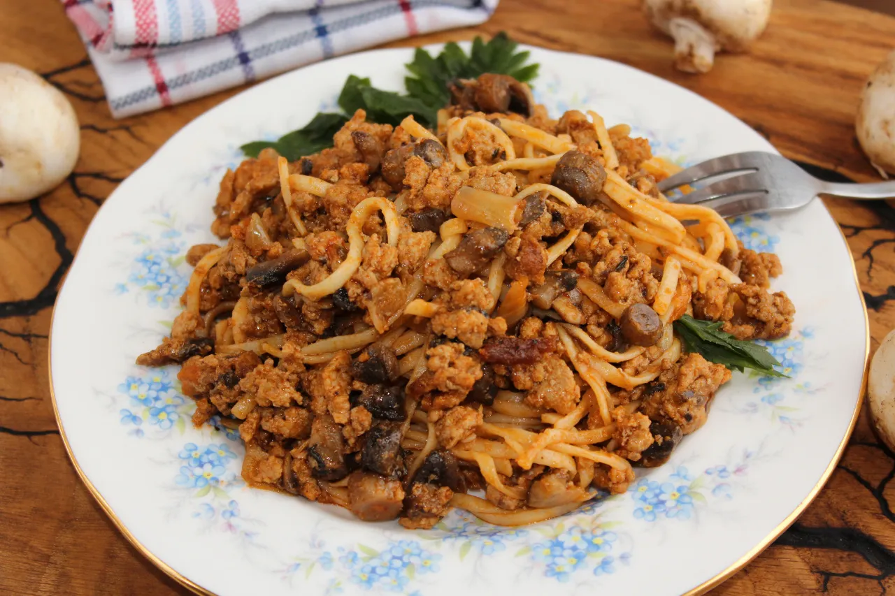 Zdjęcie Spaghetti z mięsem mielonym i pieczarkami – szybki przepis na obiad