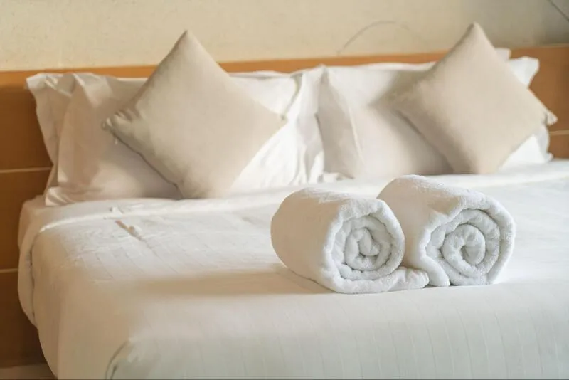 Zdjęcie Jak pościelić łóżko w hotelu, aby wyglądało jak w luksusowym obiekcie