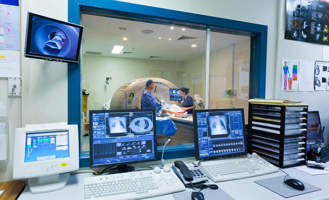 Zdjęcie Co lepsze: tomografia czy rezonans jamy brzusznej? Porównanie metod diagnostycznych