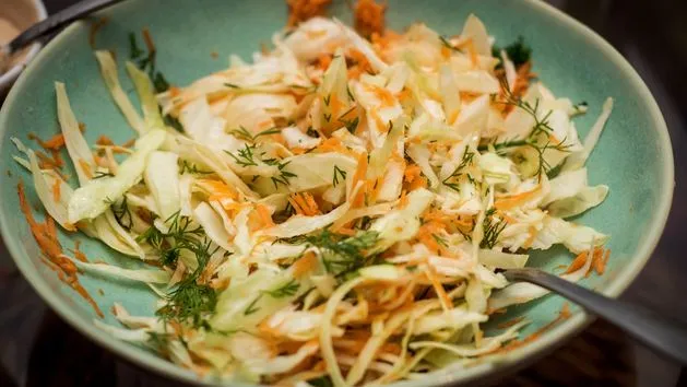 Zdjęcie Jaką surówkę do dorsza wybrać, by zaskoczyć gości smakiem?