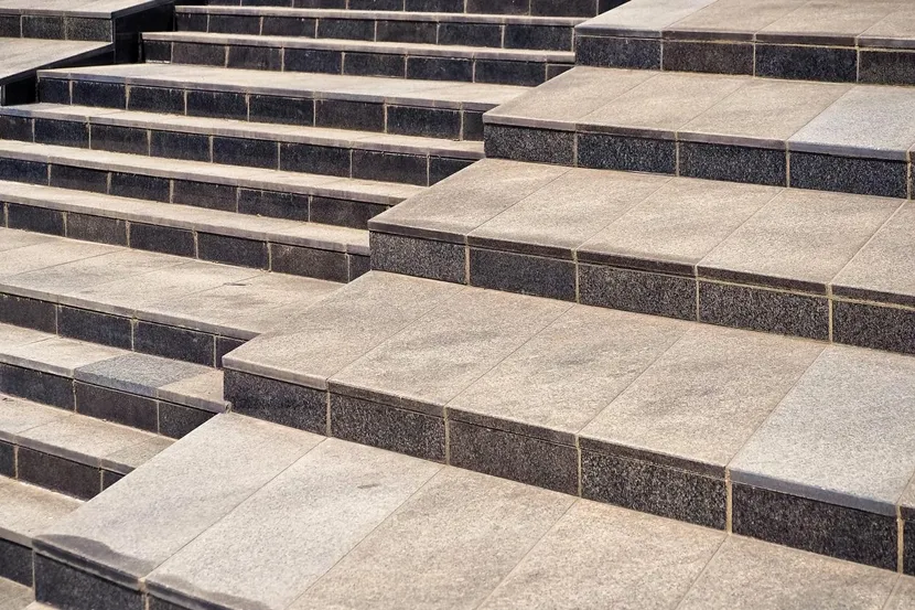 Zdjęcie Jaki materiał na schody zewnętrzne? Oto najlepsze, trwałe opcje