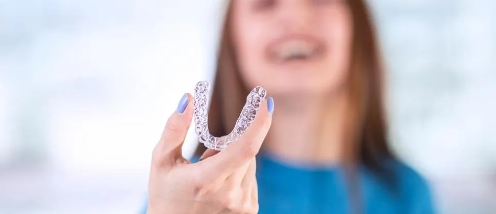 Zdjęcie Czy aparat retencyjny wyprostuje zęby? Odkryj prawdę o retainerach