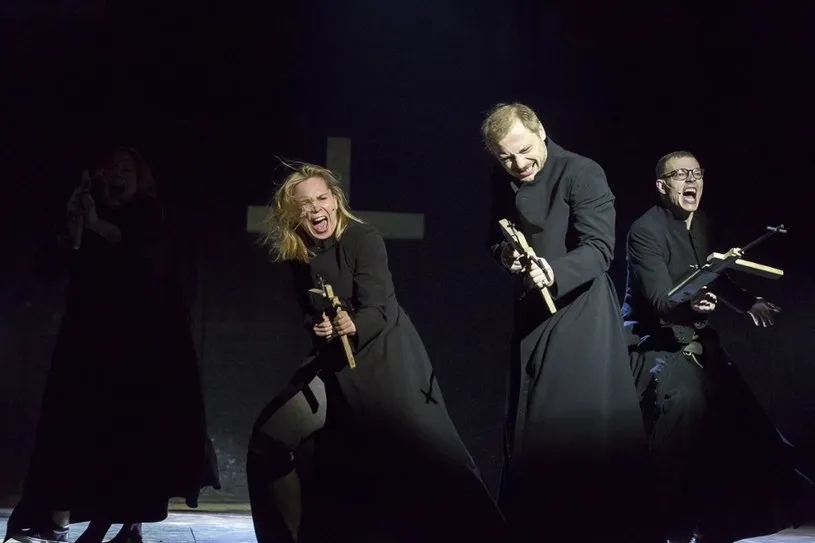 Zdjęcie Spektakl Klątwa - kontrowersyjna analiza religijności i przemocy w teatrze