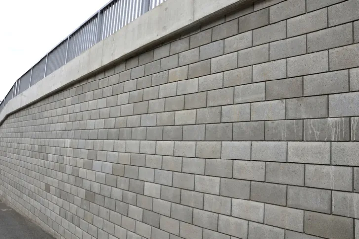 Zdjęcie L mur oporowy: zastosowanie i konstrukcja w budownictwie