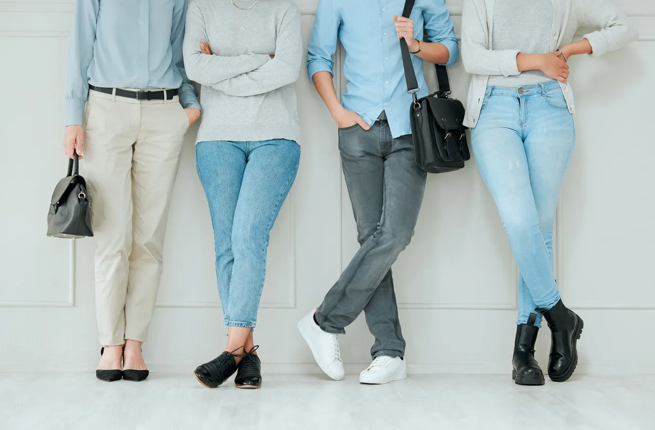 Zdjęcie Casual style co to znaczy: poznaj jego cechy i jak go nosić