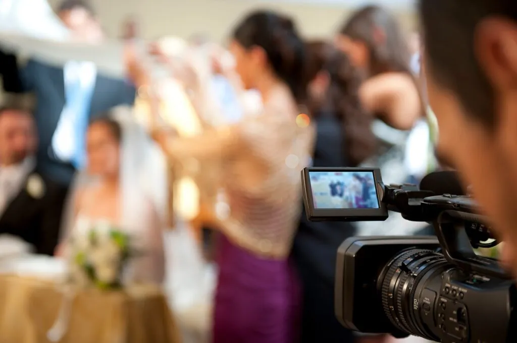 Zdjęcie Fotograf czy kamerzysta na wesele – co wybrać, aby nie żałować?