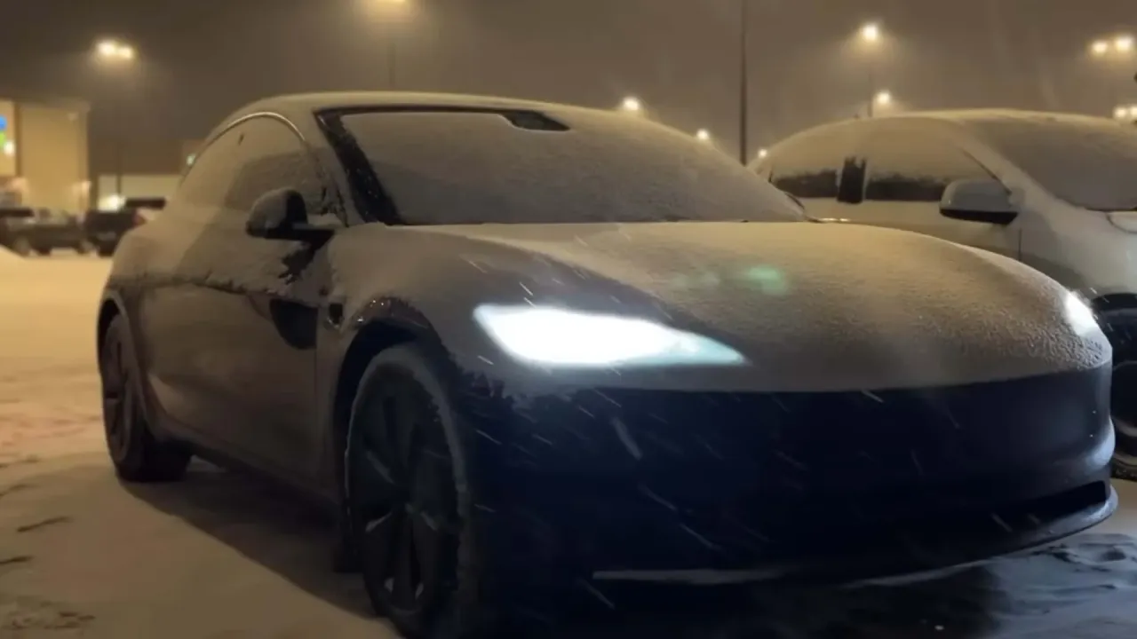 Zdjęcie Czy Tesla ma silnik spalinowy? Prawda o elektrycznych pojazdach Tesla