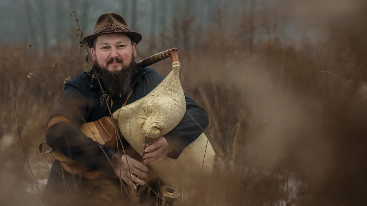 Zdjęcie Multiinstrumentalista - artysta grający na wielu instrumentach