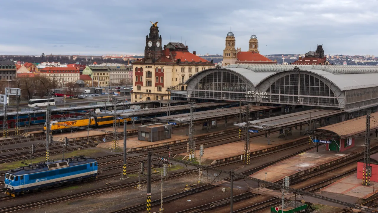 Zdjęcie Jak dojechać do pragi pociągiem – najlepsze połączenia, ceny i wskazówki
