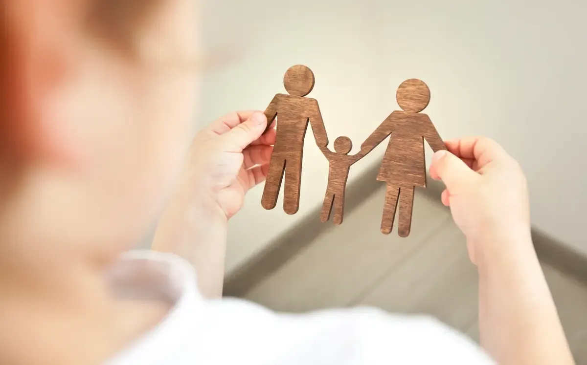 Zdjęcie Czy samotna matka może adoptować dziecko? Poznaj fakty i prawa