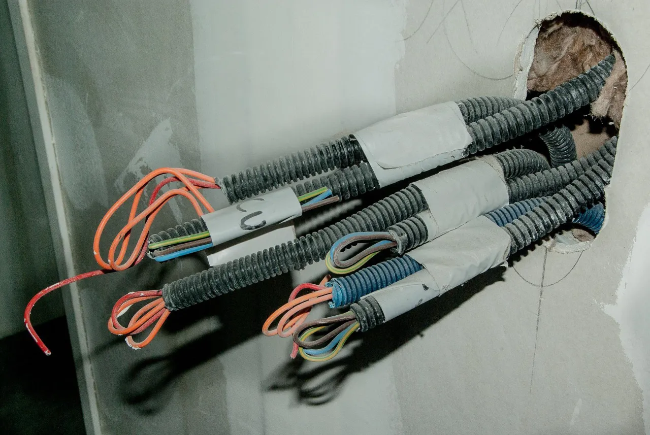 Zdjęcie Jak bezpiecznie prowadzić kable w ścianie - poradnik elektryka