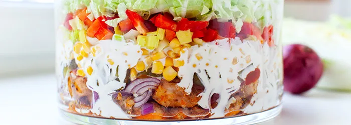 Zdjęcie Co się daje do sałatki gyros? Odkryj składniki, które zachwycą smak