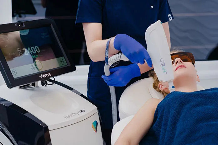 Zdjęcie Ile kosztuje zabieg laserem frakcyjnym CO2? Ceny i czynniki wpływające